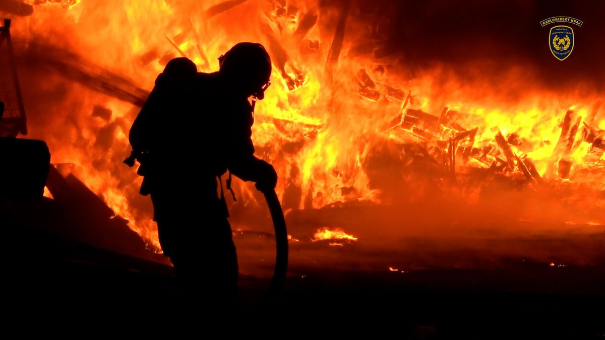 V průmyslovém areálu na Sokolovsku hoří skládka pražců, zranili se hasiči